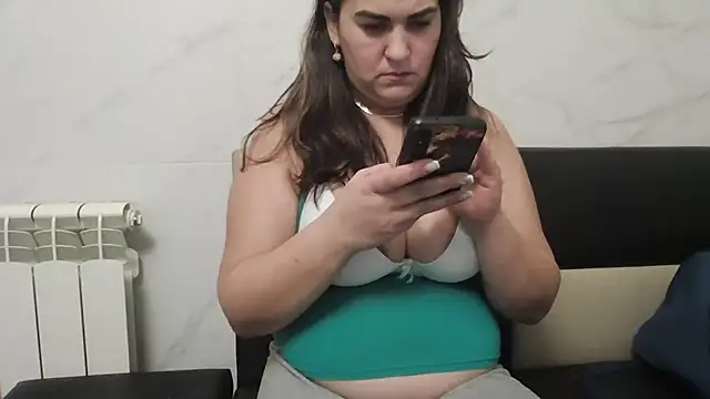 Snapshot of milfmomxx chatting on January 14, 7:43 pm milfmomxx online show from January 14, 7:43 pm