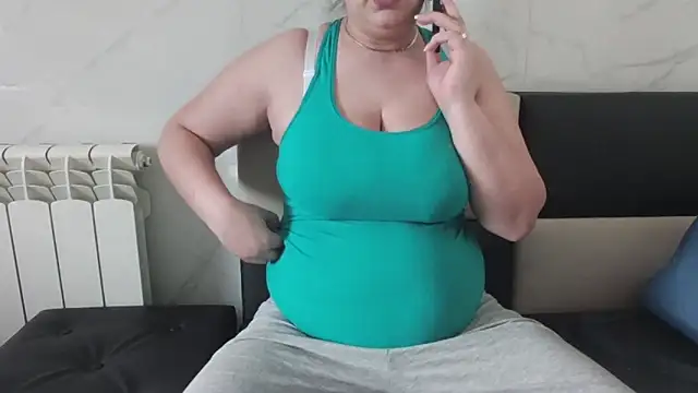 Snapshot of milfmomxx chatting on January 15, 10:49 am milfmomxx online show from January 15, 10:49 am