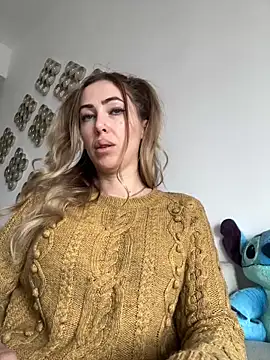 Snapshot of RaquelleDevon chatting on February 5, 9:57 am RaquelleDevon online show from February 5, 9:57 am
