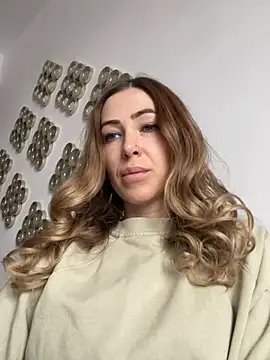 Snapshot of RaquelleDevon chatting on February 16, 11:16 am RaquelleDevon online show from February 16, 11:16 am