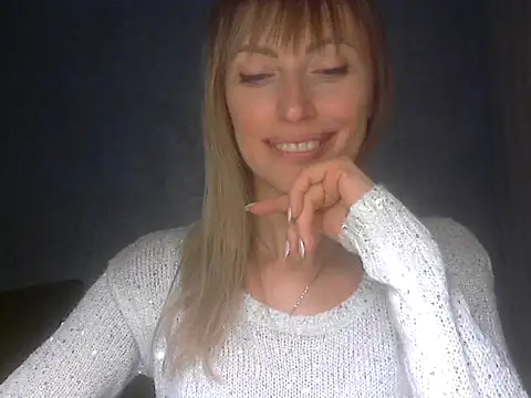 Snapshot of EffectMaya chatting on February 1, 8:07 pm EffectMaya online show from February 1, 8:07 pm