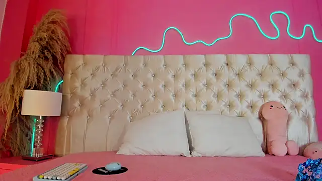 Julieta Cortes   online show from March 31, 11:54 am