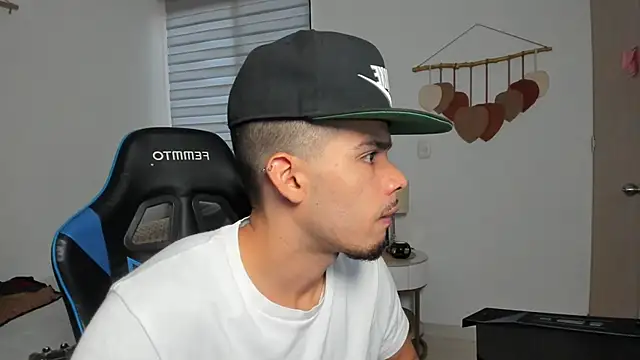 mateoleonee online show from February 14, 7:54 pm