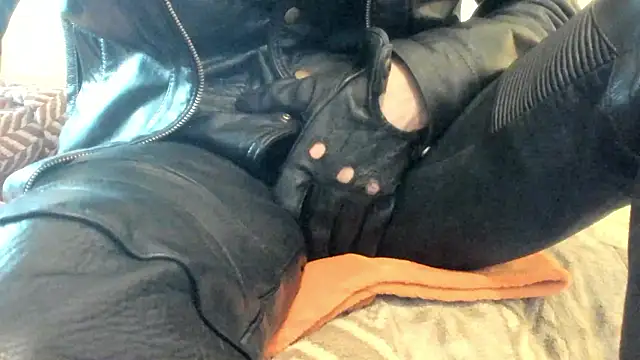 Snapshot of leatherz69 chatting on April 3, 2:15 pm leatherz69 online show from April 3, 2:15 pm