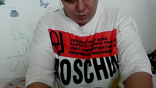 Snapshot of VixenBya chatting on December 8, 9:02 am VixenBya online show from December 8, 9:02 am