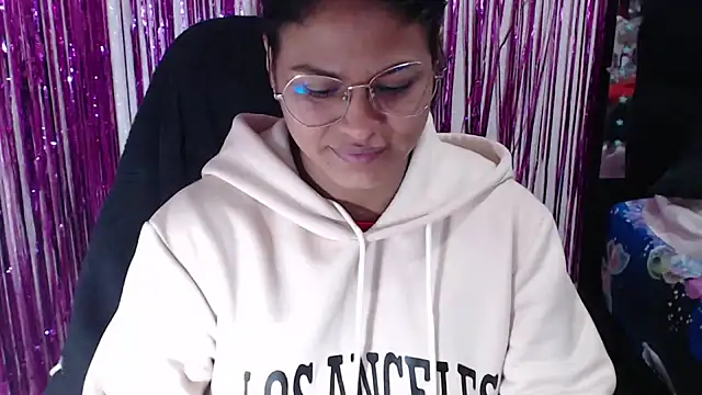 Snapshot of SweetAlmaa chatting on April 21, 9:48 am SweetAlmaa online show from April 21, 9:48 am