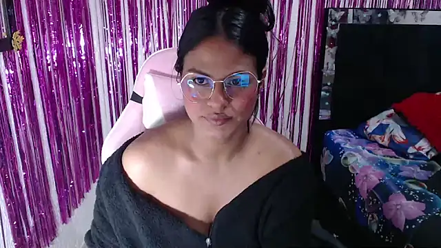 Snapshot of SweetAlmaa chatting on April 23, 9:52 am SweetAlmaa online show from April 23, 9:52 am