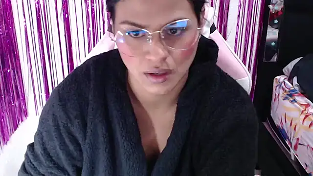 Snapshot of SweetAlmaa chatting on May 13, 10:01 am SweetAlmaa online show from May 13, 10:01 am