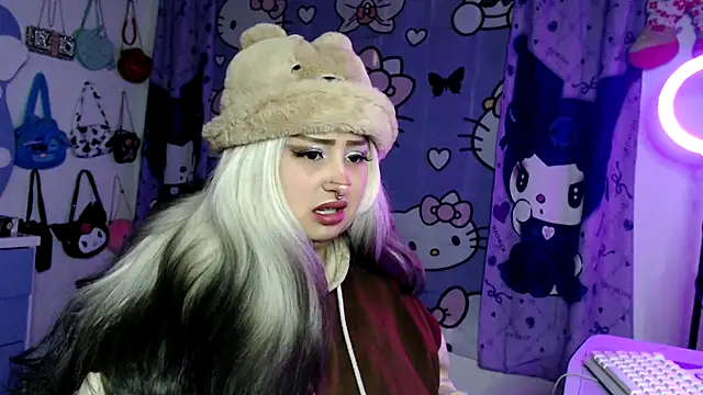 Snapshot of lussyevans24 chatting on February 4, 5:24 am lussyevans24 online show from February 4, 5:24 am