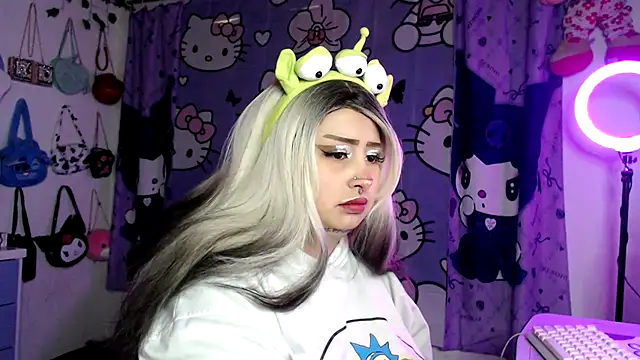 Snapshot of lussyevans24 chatting on February 6, 6:29 am lussyevans24 online show from February 6, 6:29 am