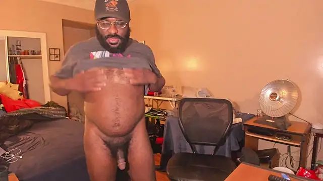Snapshot of MrChuckDailyXXX chatting on April 27, 5:05 am MrChuckDailyXXX online show from April 27, 5:05 am