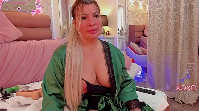 ArianaCroft online show from May 6, 6:52 am