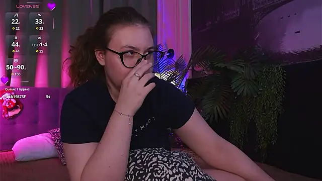 Mia  Peach online show from December 8, 1:13 am