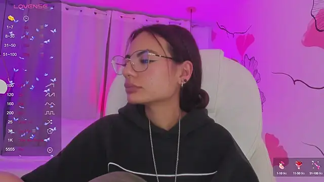 Snapshot of sophiecherry_ chatting on December 21, 12:20 am sophiecherry online show from December 21, 12:20 am