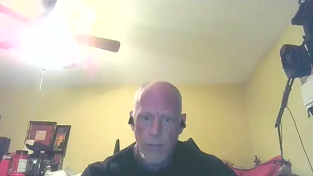 Snapshot of hunterbiggun007 chatting on December 15, 6:34 pm hunterbiggun007 online show from December 15, 6:34 pm