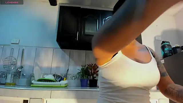 Snapshot of luisa16xxx chatting on December 19, 1:50 am luisa16xxx online show from December 19, 1:50 am