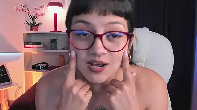 Snapshot of nahiapaws chatting on March 18, 7:06 pm nahiapaws online show from March 18, 7:06 pm