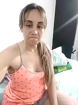 Snapshot of Isabel23zr chatting on January 7, 4:39 am Isabel23zr online show from January 7, 4:39 am