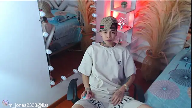 Jonesliam23 online show from November 2, 7:27 pm