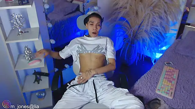 Jonesliam23 online show from February 14, 7:21 pm