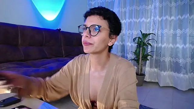 Snapshot of peyton_golden1 chatting on January 16, 12:23 am peyton golden1 online show from January 16, 12:23 am