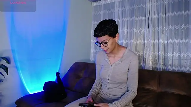 Snapshot of peyton_golden1 chatting on March 19, 1:21 am peyton golden1 online show from March 19, 1:21 am