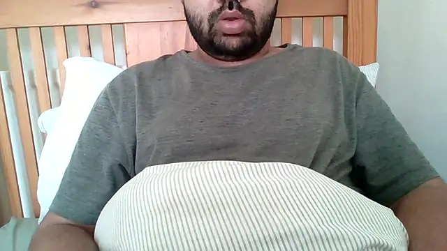 Snapshot of whoreboi98 chatting on April 19, 9:19 am whoreboi98 online show from April 19, 9:19 am