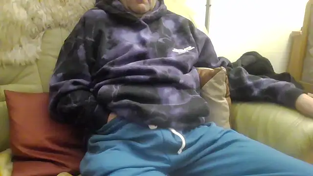 Snapshot of Lutzi1 chatting on December 15, 5:10 pm Lutzi1 online show from December 15, 5:10 pm