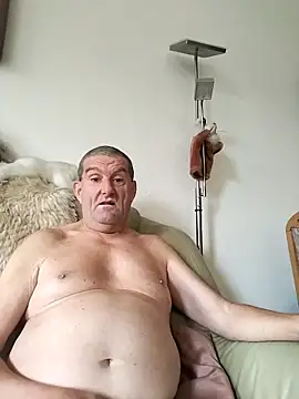 Snapshot of Lutzi1 chatting on October 22, 2:28 pm Lutzi1 online show from October 22, 2:28 pm