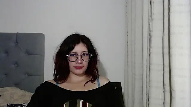 Snapshot of mariana124- chatting on January 4, 6:41 am mariana124- online show from January 4, 6:41 am