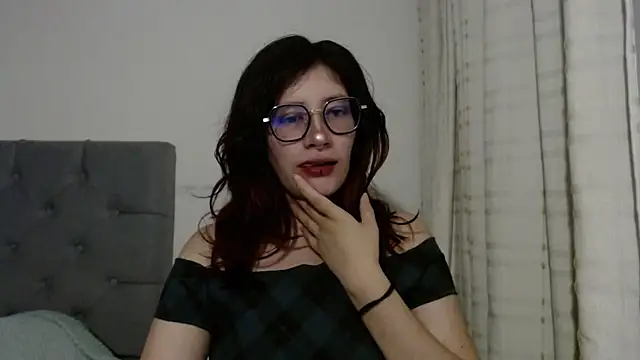 Snapshot of mariana124- chatting on February 2, 3:10 am mariana124- online show from February 2, 3:10 am