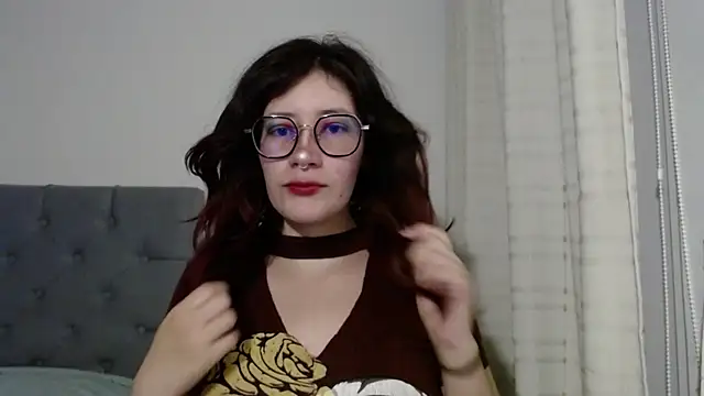 Snapshot of mariana124- chatting on February 4, 7:33 pm mariana124- online show from February 4, 7:33 pm