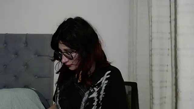 Snapshot of mariana124- chatting on February 5, 8:14 pm mariana124- online show from February 5, 8:14 pm