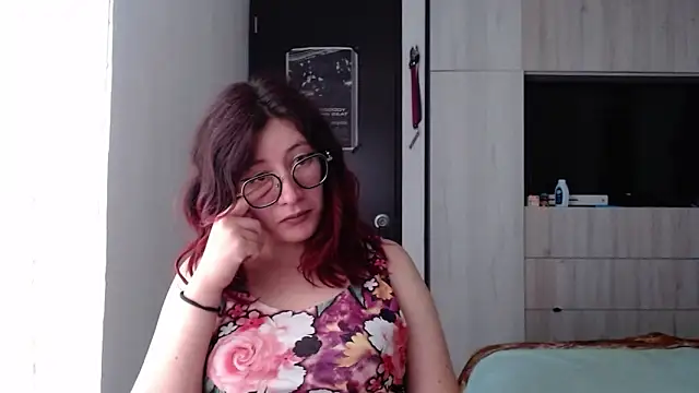 Snapshot of mariana124- chatting on February 12, 6:51 pm mariana124- online show from February 12, 6:51 pm