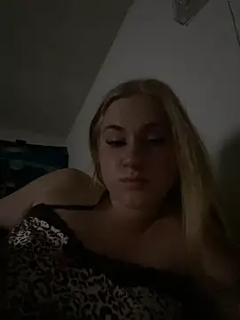 Prettypinkisland online show from June 30, 2:34 am