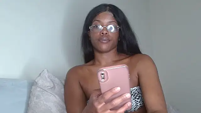 Snapshot of CaramelGoddessxoxo chatting on March 28, 8:03 am CaramelGoddessxoxo online show from March 28, 8:03 am
