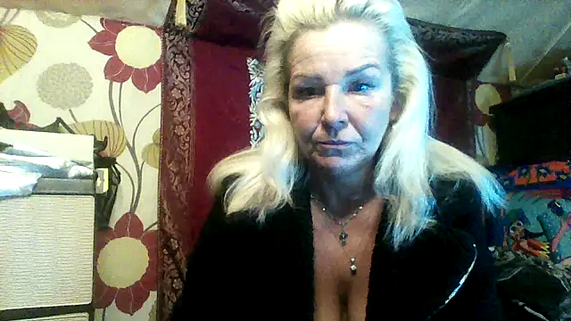 Snapshot of CassandraSandra44 chatting on February 14, 6:32 am CassandraSandra44 online show from February 14, 6:32 am