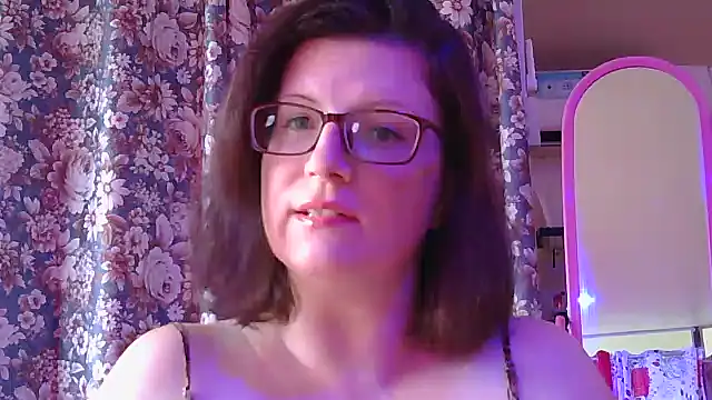 Snapshot of CrimsonMistress chatting on December 18, 12:54 am CrimsonMistress online show from December 18, 12:54 am