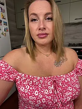 Snapshot of Cute_Hot_Alice chatting on June 21, 7:27 pm Cute Hot Alice online show from June 21, 7:27 pm