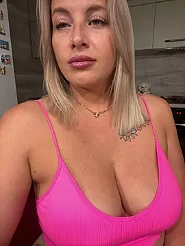 Snapshot of Cute_Hot_Alice chatting on July 4, 9:21 pm Cute Hot Alice online show from July 4, 9:21 pm