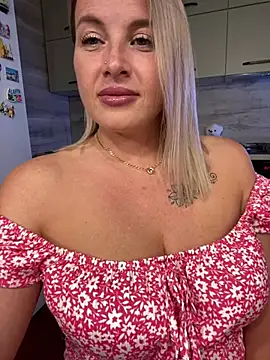 Snapshot of Cute_Hot_Alice chatting on July 13, 9:28 pm Cute Hot Alice online show from July 13, 9:28 pm