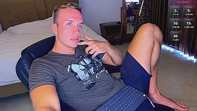 Snapshot of tommy_cumfinger chatting on July 3, 4:08 am tommy cumfinger online show from July 3, 4:08 am