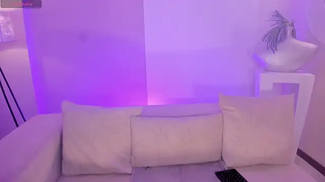 Snapshot of HannahJamesX chatting on July 28, 1:10 pm HannahJamesX online show from July 28, 1:10 pm