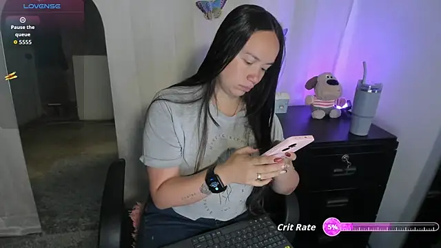 Snapshot of milysauria1 chatting on May 17, 12:23 pm milysauria1 online show from May 17, 12:23 pm