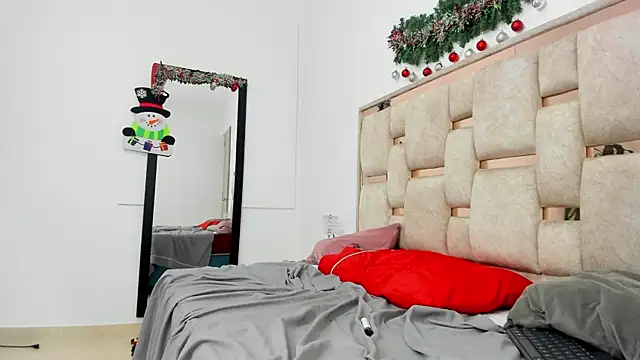 Snapshot of Saraa_lov chatting on December 3, 10:39 am Saraa lov online show from December 3, 10:39 am