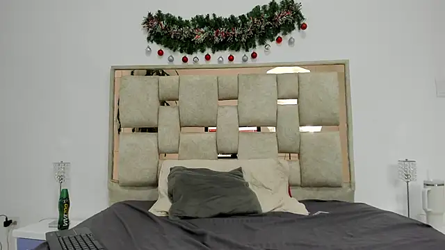Snapshot of Saraa_lov chatting on December 14, 9:18 am Saraa lov online show from December 14, 9:18 am
