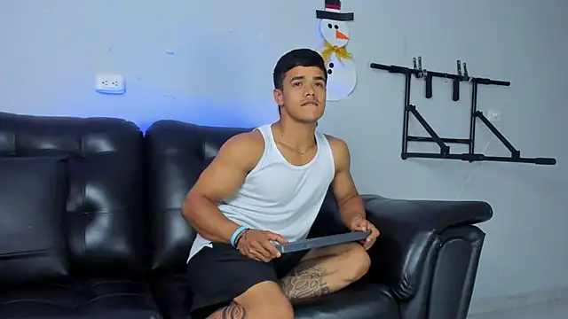 Snapshot of Rob_saenz_ chatting on December 17, 1:27 pm Rob saenz online show from December 17, 1:27 pm