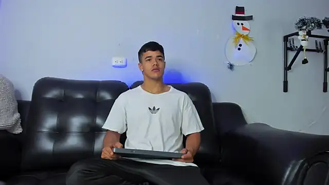 Snapshot of Rob_saenz_ chatting on December 28, 1:49 pm Rob saenz online show from December 28, 1:49 pm