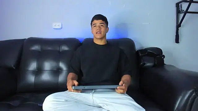 Snapshot of Rob_saenz_ chatting on February 6, 1:21 pm Rob saenz online show from February 6, 1:21 pm