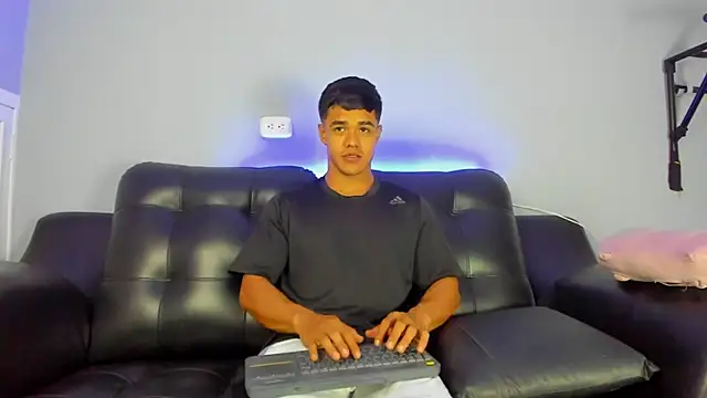 Snapshot of Rob_saenz_ chatting on March 10, 1:32 pm Rob saenz online show from March 10, 1:32 pm